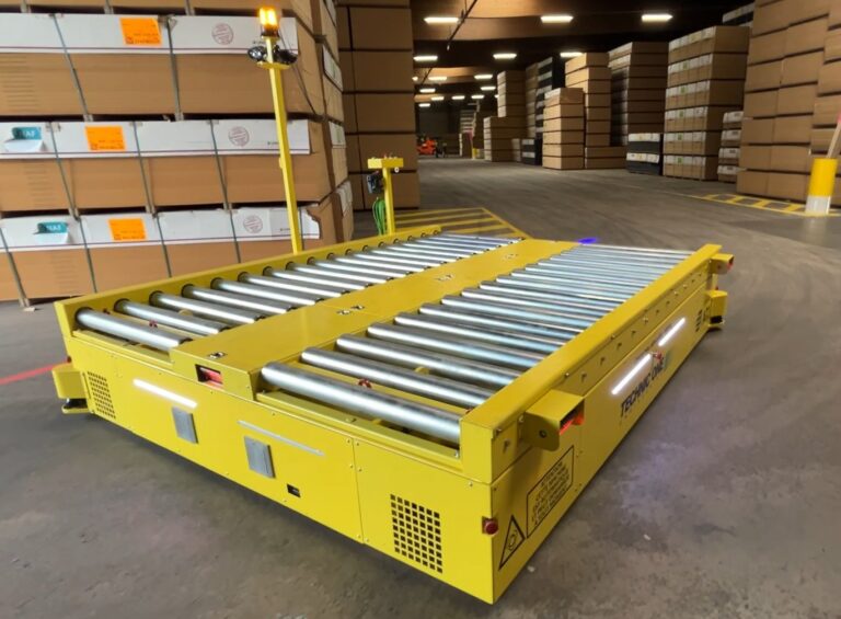 AGV from ATI eiffage moving in a warehouse with epic power bidirectional DC/DC converter installed